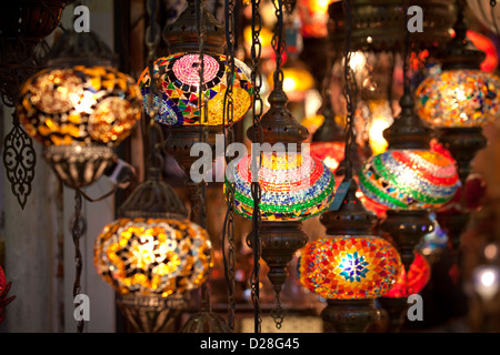 ISTANBUL TÜRKEI - Grand Bazar Kapali Carsi Kapalicarsi, hängenden bunten elektrischen türkische Glas Laternen leuchten in einem Geschäft Stockfoto