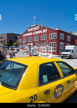 CANNERY ROW AMERICANA YELLOW CAB Monterey Canning Company baut Flugflagge Cannery Row mit gelbem Taxi im Vordergrund Monterey California USA Stockfoto