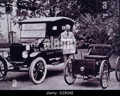 Henry Ford mit seinem ersten Auto, vierrädrige und Ford T-Modell, ca. 1933 Stockfoto