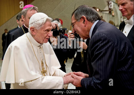 Rom, Italien. 16. Januar 2013. US-Verteidigungsminister Leon Panetta grüßt Papst Benedict XVI. im Vatikan 16. Januar 2013 in Rom, Italien. Der Papst dankte Panetta für die Hilfe, die Welt zu schützen. Bildnachweis: DOD Photo / Alamy Live News Stockfoto