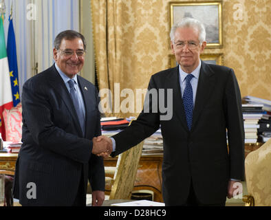 Rom, Italien. 16. Januar 2013. US-Verteidigungsminister Leon Panetta schüttelt Hände mit italienischen Ministerpräsidenten Mario Monti 16. Januar 2013 in Rom, Italien. Panetta ist auf eine sechs-Tage-Reise nach Europa, Führer und US-Truppen zu treffen. Bildnachweis: DOD Photo / Alamy Live News Stockfoto