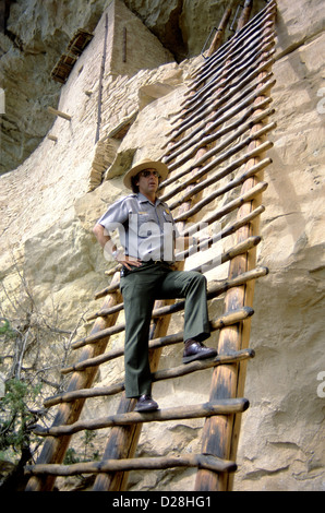 1/2 Meile Ranger - Führungen zum Balcony House Ruin dauert 1 Stunde, Mesa Verde Nationalpark, Colorado Stockfoto