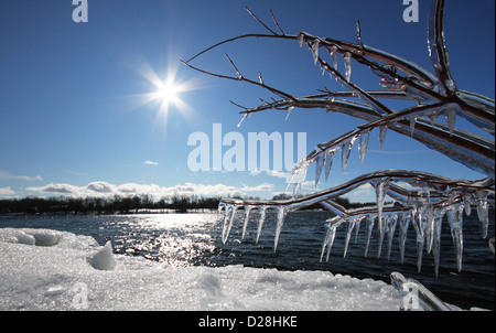 Wintermärchen. Kanadische Winterlandschaft mit Eis, Sonne und Schnee über den St. Laurence Fluss. Stockfoto