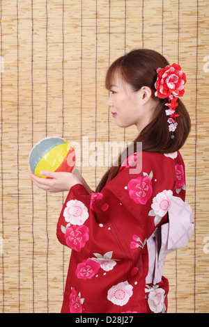 Profil von jungen asiatischen Frau im Kimono mit Papier-Ballon Stockfoto