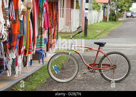 Fahrrad vor Souvenir shop in Bocas del Toro, Panama geparkt Stockfoto