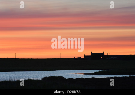 Haus bei Sonnenuntergang neben Loch Harray, Orkney Inseln, Schottland. Stockfoto