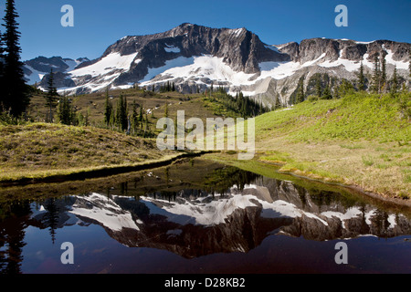 Reflexion im Lyman Seen Becken, Glacier Peak Wilderness, North Cascades, Washington. Stockfoto