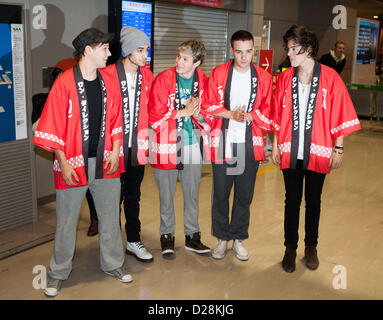 Chiba, Japan. 17. Januar 2013. (L-R) Louis Tomlinson, Zayn Malik, Niall Horan, Liam Payne, Harry Styles japanische traditionelle Kostüme tragen. Englisch-irische pop Boyband One Direction kommt am Narita International Airport, östlich von Tokio. Dies ist eine Richtung erste Reise nach Japan in Tokio, ihr zweite Album "Take Me Home" zu fördern sind.  Bildnachweis: Aflo Co. Ltd. / Alamy Live News Stockfoto