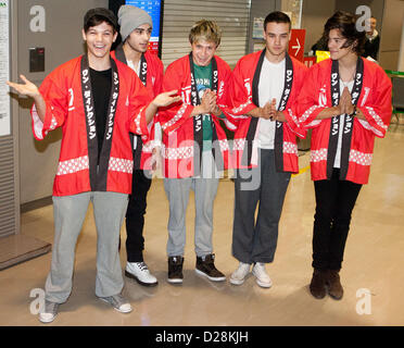 Chiba, Japan. 17. Januar 2013. (L-R) Louis Tomlinson, Zayn Malik, Niall Horan, Liam Payne, Harry Styles japanische traditionelle Kostüme tragen. Englisch-irische pop Boyband One Direction kommt am Narita International Airport, östlich von Tokio. Dies ist eine Richtung erste Reise nach Japan in Tokio, ihr zweite Album "Take Me Home" zu fördern sind.  Bildnachweis: Aflo Co. Ltd. / Alamy Live News Stockfoto