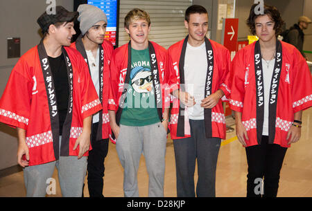 Chiba, Japan. 17. Januar 2013. (L-R) Louis Tomlinson, Zayn Malik, Niall Horan, Liam Payne, Harry Styles japanische traditionelle Kostüme tragen. Englisch-irische pop Boyband One Direction kommt am Narita International Airport, östlich von Tokio. Dies ist eine Richtung erste Reise nach Japan in Tokio, ihr zweite Album "Take Me Home" zu fördern sind.  Bildnachweis: Aflo Co. Ltd. / Alamy Live News Stockfoto