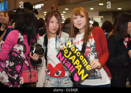 Chiba, Japan. 17. Januar 2013. Fans der Englisch-irische Pop-junge band eine Richtung, während sie darauf, für ihre Ankunft am internationalen Flughafen Narita, östlich von Tokio warten. Dies ist eine Richtung erste Reise nach Japan in Tokio, ihr zweite Album "Take Me Home" zu fördern sind.  Bildnachweis: Aflo Co. Ltd. / Alamy Live News Stockfoto