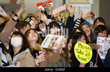 Chiba, Japan. 17. Januar 2013. Fans der Englisch-irische Pop-junge band eine Richtung, während sie darauf, für ihre Ankunft am internationalen Flughafen Narita, östlich von Tokio warten. Dies ist eine Richtung erste Reise nach Japan in Tokio, ihr zweite Album "Take Me Home" zu fördern sind.  Bildnachweis: Aflo Co. Ltd. / Alamy Live News Stockfoto