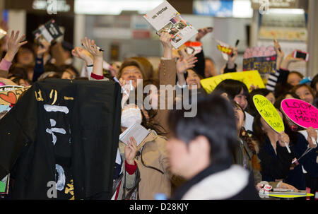 Chiba, Japan. 17. Januar 2013. Fans der Englisch-irische Pop-junge band eine Richtung, während sie darauf, für ihre Ankunft am internationalen Flughafen Narita, östlich von Tokio warten. Dies ist eine Richtung erste Reise nach Japan in Tokio, ihr zweite Album "Take Me Home" zu fördern sind.  Bildnachweis: Aflo Co. Ltd. / Alamy Live News Stockfoto