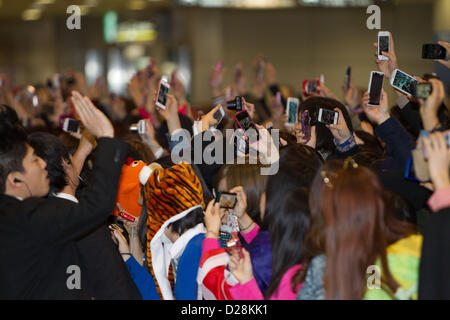 Chiba, Japan. 17. Januar 2013. Fans der Englisch-irische Pop-junge band eine Richtung, während sie darauf, für ihre Ankunft am internationalen Flughafen Narita, östlich von Tokio warten. Dies ist eine Richtung erste Reise nach Japan in Tokio, ihr zweite Album "Take Me Home" zu fördern sind.  Bildnachweis: Aflo Co. Ltd. / Alamy Live News Stockfoto