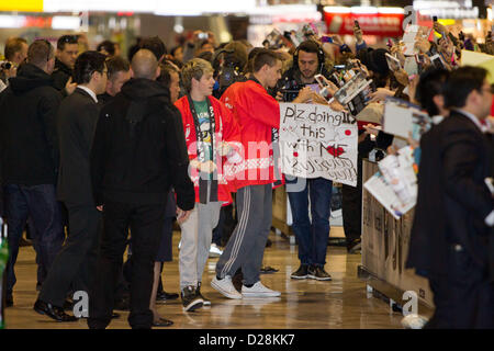 Chiba, Japan. 17. Januar 2013. Englisch-irische pop Boyband One Direction kommt am Narita International Airport, östlich von Tokio. Dies ist eine Richtung erste Reise nach Japan in Tokio, ihr zweite Album "Take Me Home" zu fördern sind.  Bildnachweis: Aflo Co. Ltd. / Alamy Live News Stockfoto