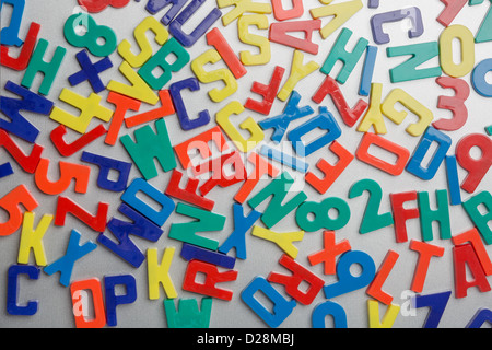 Kühlschrank Magnet Buchstaben Durcheinander in einem zufälligen Muster Stockfoto