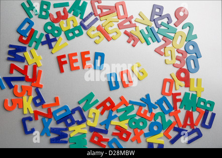 "Feed Hund" - Kühlschrank-Magnete Bann Nachrichten aus einem Durcheinander von Buchstaben Stockfoto