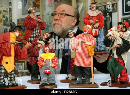 Sammler von Clown Erinnerungsstücke und Direktor des "Clownmuseum", Hans-Dieter Hormann (hinten), stellt sich hinter einer Reihe von Clowns in seinem Museum in Leipzig, Deutschland, 14 Januayr 2013. Ehemalige Bauingenieur Hormann hat rund 3,500 Clowns aus der ganzen Welt gesammelt und stellt sie in seinem Clownmuseum, die im Jahr 2011 gegründet wurde. Foto: Waltraud Grubitzsch Stockfoto