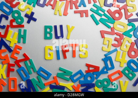 Kühlschrank-Magnete buchstabieren Nachrichten aus einem Durcheinander von Buchstaben Stockfoto