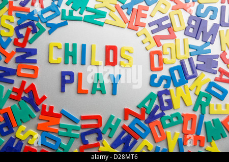 "Kinderspiel" - Kühlschrank-Magnete Bann eine Nachricht aus einem Durcheinander von Buchstaben Stockfoto