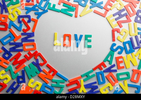 Nachrichten aus einem Durcheinander von Buchstaben buchstabieren "Liebe" - Kühlschrank-Magnete Stockfoto