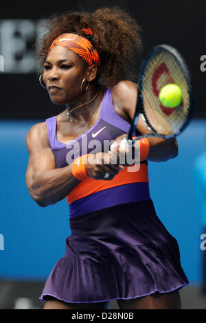 Melbourne, Australien. 17. Januar 2013. Serena Williams USA kehrt ein Schuss in ihrem Match am Tag vier der Australian Open aus Melbourne Park. Bildnachweis: Aktion Plus Sportbilder / Alamy Live News Stockfoto