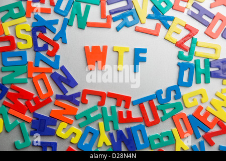 "WTF" - Kühlschrank-Magnete buchstabieren Nachrichten aus einem Durcheinander von Buchstaben Stockfoto