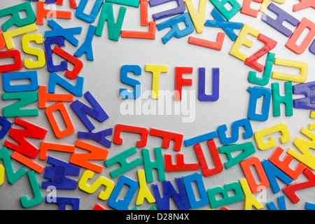 "STFU" Kühlschrank-Magnete buchstabieren Nachrichten aus einem Durcheinander von Buchstaben Stockfoto