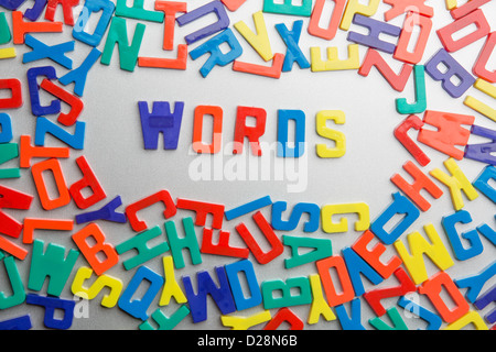 "Wörter" - Kühlschrank-Magnete zu buchstabieren eine Nachricht aus einem Durcheinander von Buchstaben Stockfoto