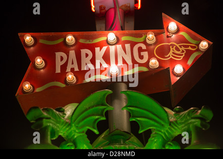 Stilvolle rote Parkplatz Pfeil im Spiderhouse Cafe in Austin, Texas Stockfoto