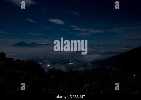 Nachtansicht vom Gipfel des Mount Merapi Merbabu Vulkan, Java, Indonesien Stockfoto