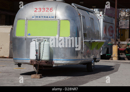 Eine silberne Airstream Essen Wohnwagen in Austin, Texas Stockfoto