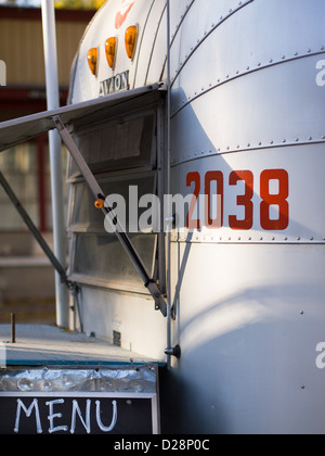 Imbisswagen im Inneren ein Metall Airstream Wohnwagen in Austin, Texas Stockfoto