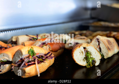 Fischbrötchen sind sehr beliebt in Istanbul, Türkei. Stockfoto
