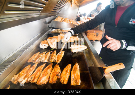 Makrele Fisch vom Grill für den berühmten Fischbrötchen serviert auf und von der Galata-Brücke in Istanbul. Stockfoto