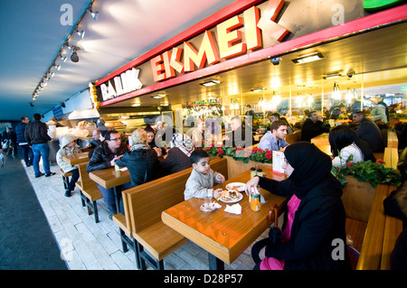 Fischbrötchen sind sehr beliebt auf und rund um die Galata-Brücke in Istanbul. Stockfoto