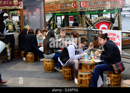 Fischbrötchen sind sehr beliebt auf und rund um die Galata-Brücke in Istanbul. Stockfoto