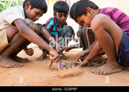 Indischen Jungs spielen Murmeln in einem indischen Dorf. Andhra Pradesh, Indien Stockfoto