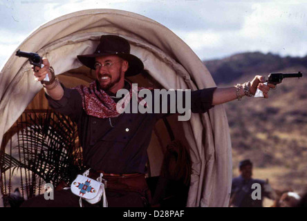 Wagons East - Der Schrecken Vom Rio Grande Wagons East John McGinley Julian (John C. McGinsley) Verteidigt Den Treck gegen Stockfoto