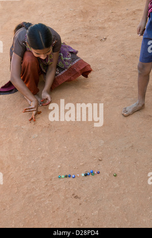Indische Mädchen spielen Murmeln in einem indischen Dorf. Andhra Pradesh, Indien Stockfoto