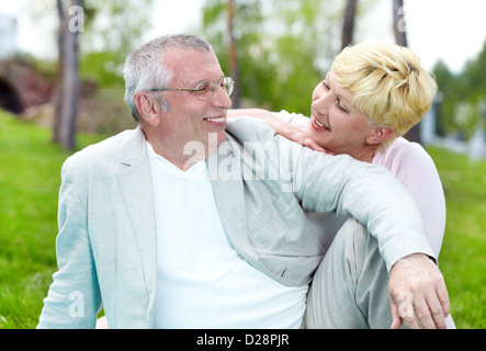 Reife Frau und ihr Ehemann erholend außerhalb Stockfoto