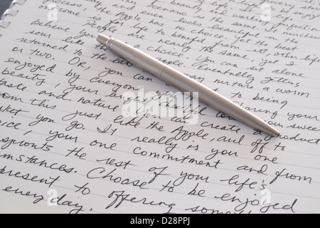 Ein Edelstahl-Kugelschreiber liegt auf der Seite geschrieben, der ein Spiralblock gebunden Stockfoto
