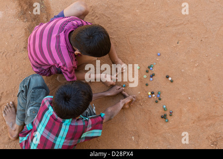 Indischen Jungs spielen Murmeln in einem indischen Dorf. Andhra Pradesh, Indien Stockfoto