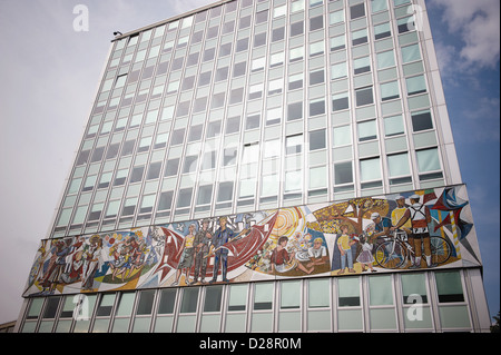 Berlin, Deutschland, Haus des Lehrers mit den Pommes frites unserer Lebens-Alexanderplatz Stockfoto