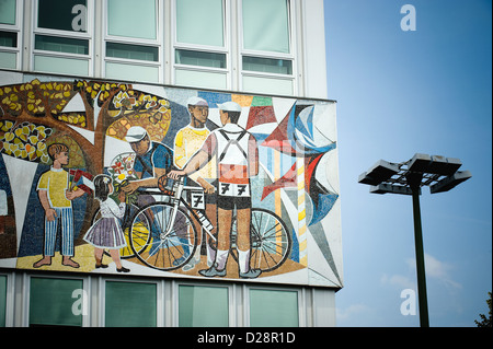 Berlin, Deutschland, Haus des Lehrers mit den Pommes frites unserer Lebens-Alexanderplatz Stockfoto