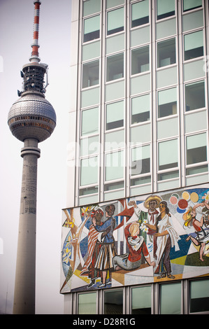 Berlin, Deutschland, Haus des Lehrers mit den Pommes frites unserer Lebens-Alexanderplatz Stockfoto