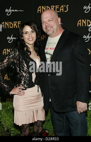 Las Vegas, Nevada, USA. 16. Januar 2013. Rick Harrison, DeAnna Burditt im Ankunftsbereich für Andrea Grand Opening in Encore Las Vegas, Encore Las Vegas, Las Vegas, NV 16. Januar 2013. Foto von: James Atoa/Everett Collection/Alamy Live-Nachrichten Stockfoto