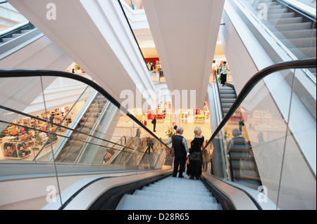 Berlin, Deutschland, die Rolltreppen in der Galeria Kaufhof Stockfoto