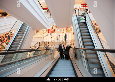 Berlin, Deutschland, die Rolltreppen in der Galeria Kaufhof Stockfoto