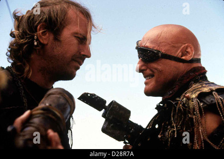 Waterworld Waterworld Kevin Costner, Dennis Hopper Mariner (Kevin Costner) Wird von Diakon (Dennis Hopper) Bedroht. Lokale Stockfoto
